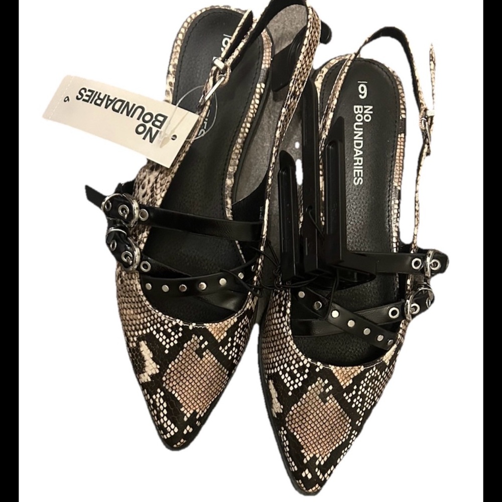 No Boundaries Black and Tan Women's Shoes